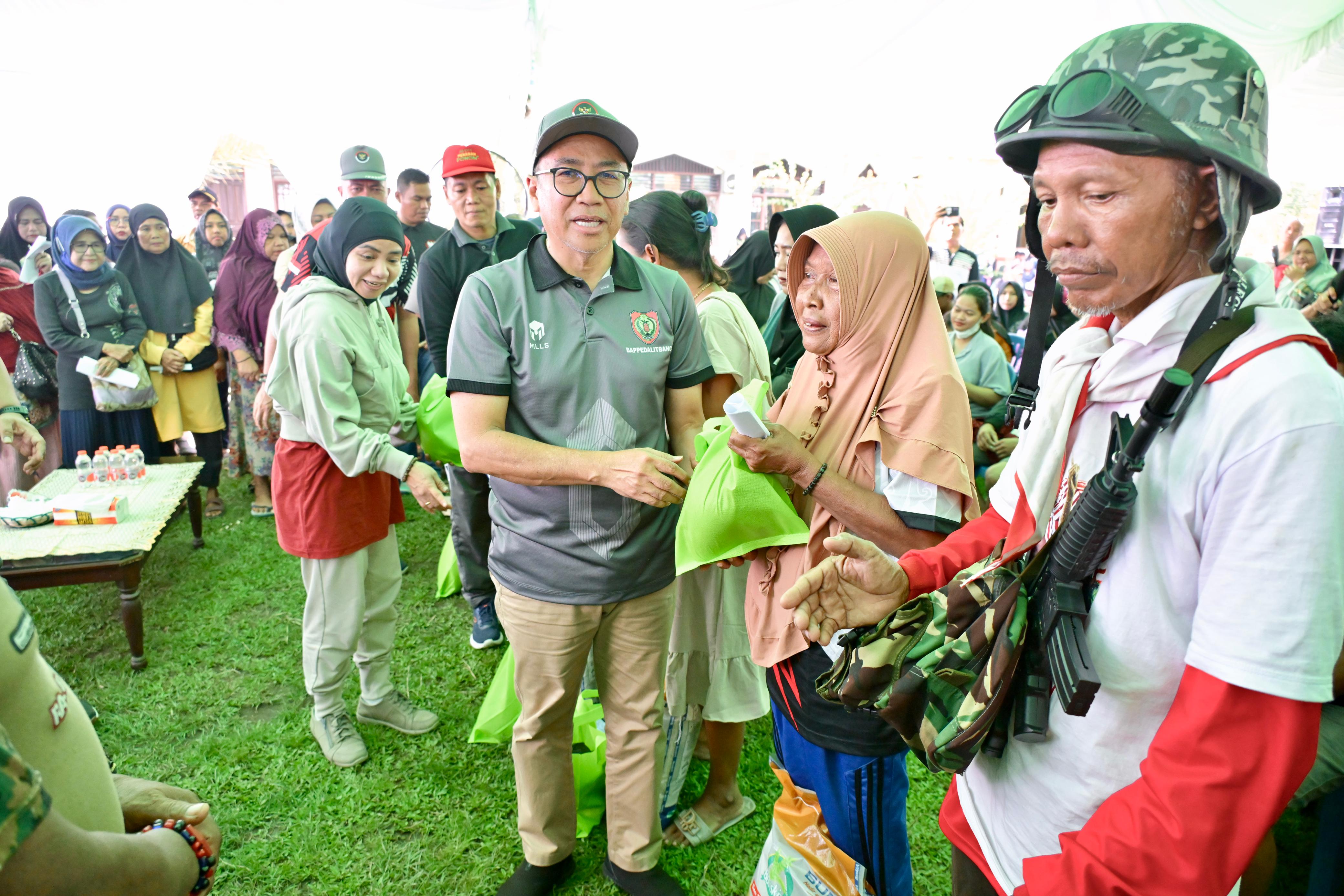 Wakili Gubernur Kalteng, Kepala Bappedalitbang Prov. Kalteng Buka Pasar Murah di Sampit