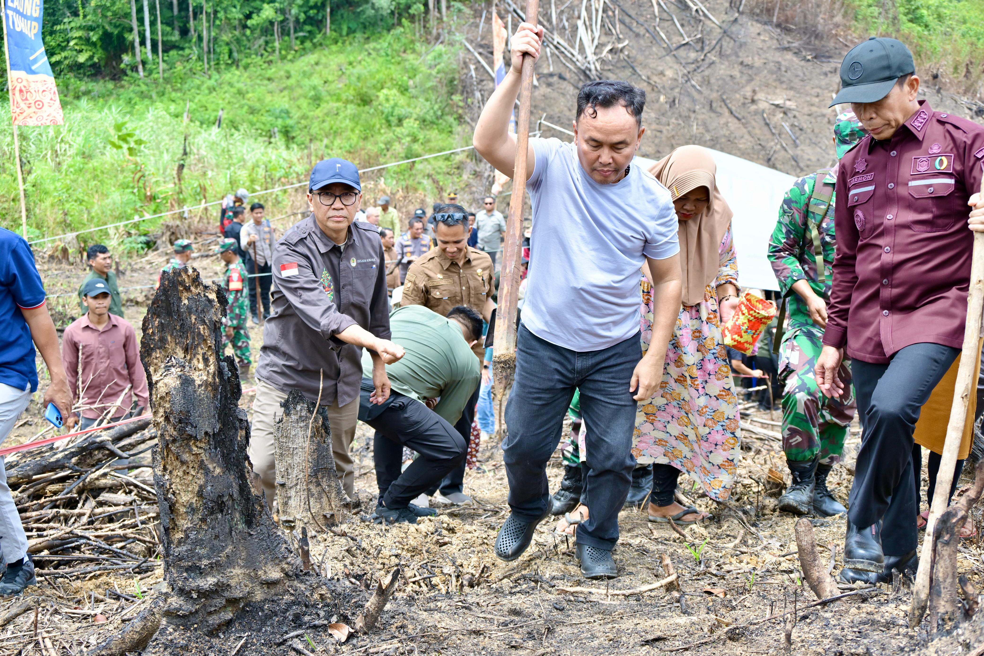 Gubernur Sugianto Sabran Lakukan Penanaman Perdana Padi Gogo di Kecamatan Laung Tuhup